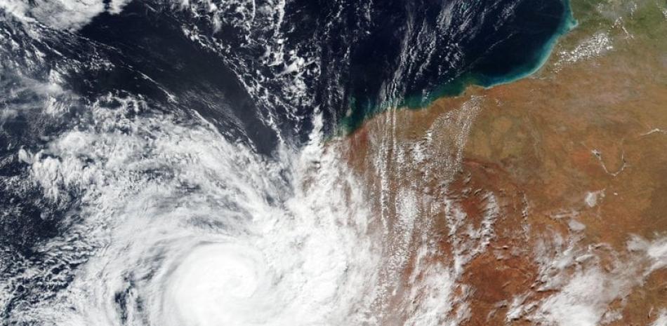 Una imagen de satélite del domingo 11 de abril de 2021 publicada por la NASA muestra el ciclón tropical Seroja sobre la costa de Australia Occidental. (NASA Worldview, Sistemas de Datos e Información de Observación Terrestre (EOSDIS) via AP)