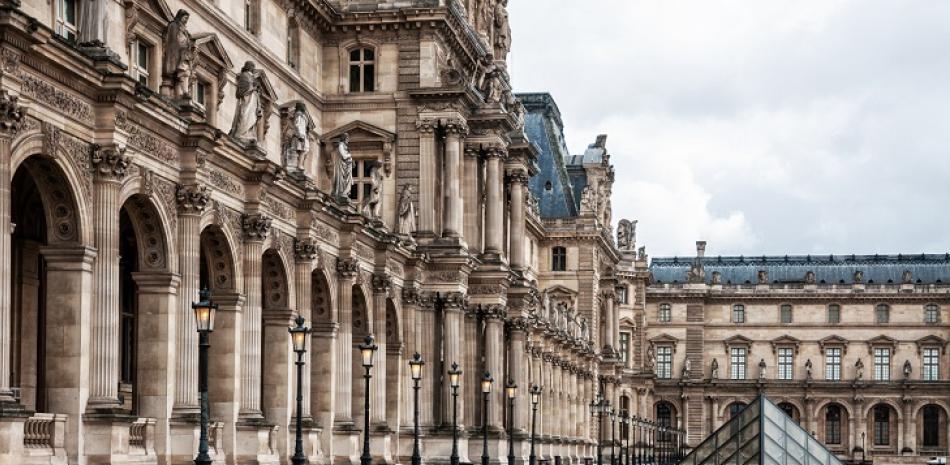 El Museo del Louvre de París, el mayor del mundo, ya cerró durante el primer confinamiento y ahora lleva cerrado desde finales de octubre. iStock