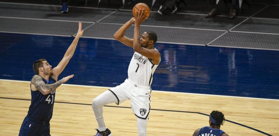 El alero de los Nets de Brooklyn Kevin Durant lanza el balón sobre Juancho Hernangomez de los Timberwolves de Minnesota en el encuentro de este martes.