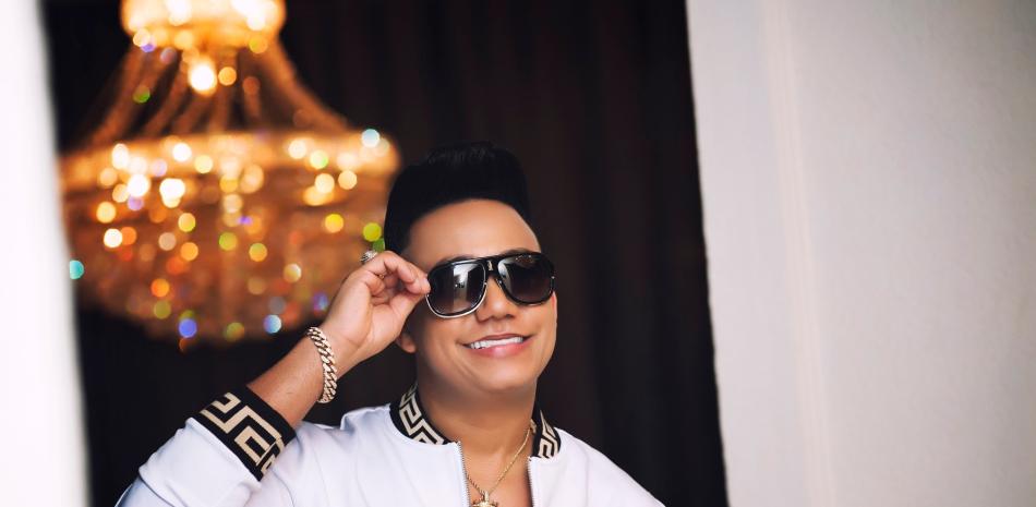 Elvis Martínez promueve “Perdóname amigo mío”, grabado junto a su ídolo Raulín Rodríguez.