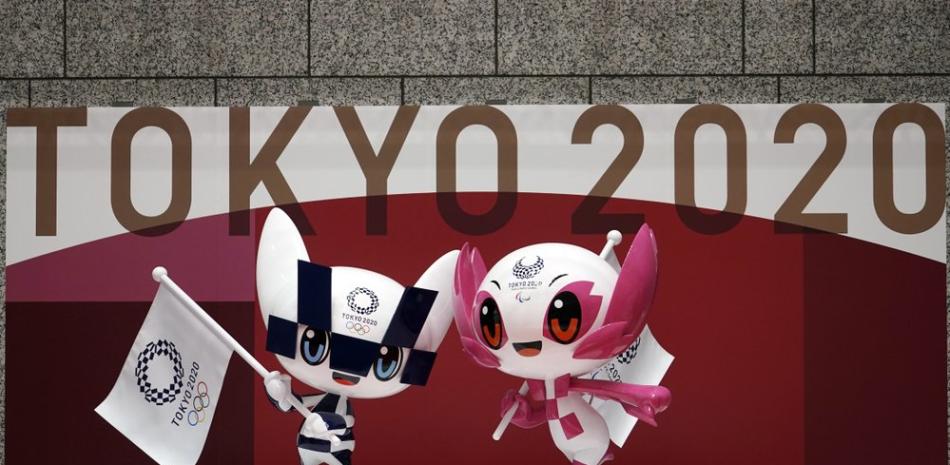 Las estatuas de Miraitowa (izquierda) y Someity, las mascotas de los Juegos Olímpicos de Tokio 2020 y los Paraolímpicos, al marcarse la cuenta regresiva de 100 días para el inicio de las justas en la sede del gobierno de Tokio, este miércoles.