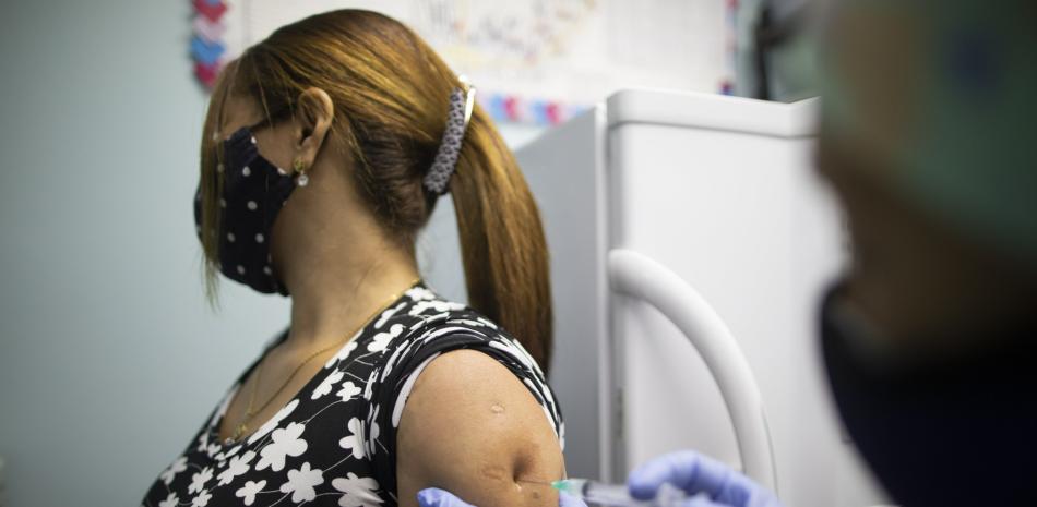 Una enfermera aplica una dosis de la vacuna de Sinopharm contra el coronavirus a una trabajadora del sector salud, en un centro del programa sanitario Barrio Adentro del gobierno, en Caracas, Venezuela, el domingo 7 de marzo de 2021.

Foto: AP/Ariana Cubillos