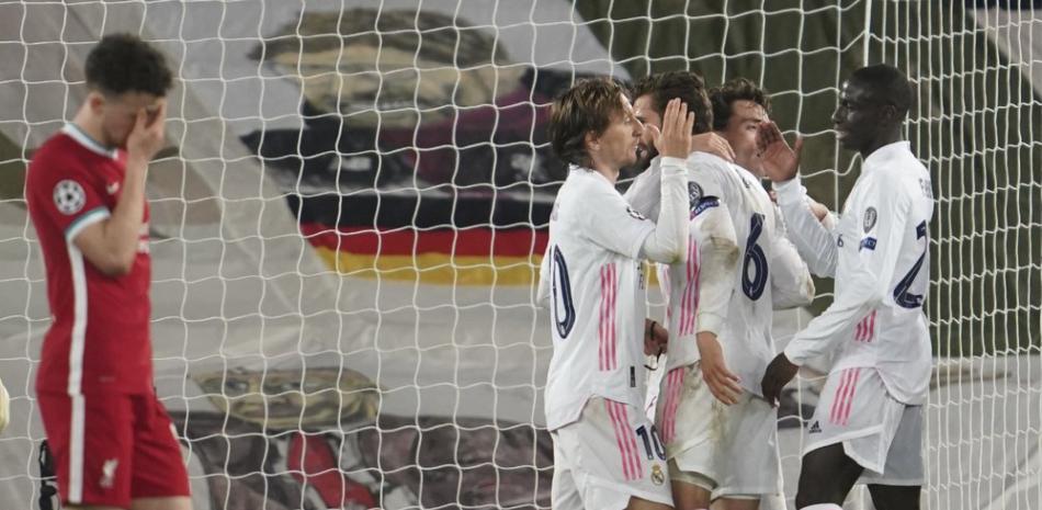 Diogo Jota, del Liverpool, se lamenta, mientras los jugadores del Real Madrid festejan, tras el partido de vuelta de los cuartos de final en la Liga de Campeones, este miércoles.