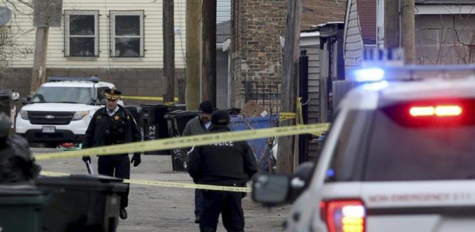 Policías trabajan en la zona donde murió Adam Toledo, de 13 años, tras disparos de policías, en Chicago, el 29 de marzo de 2021. (Antonio Perez/Chicago Tribune via AP)