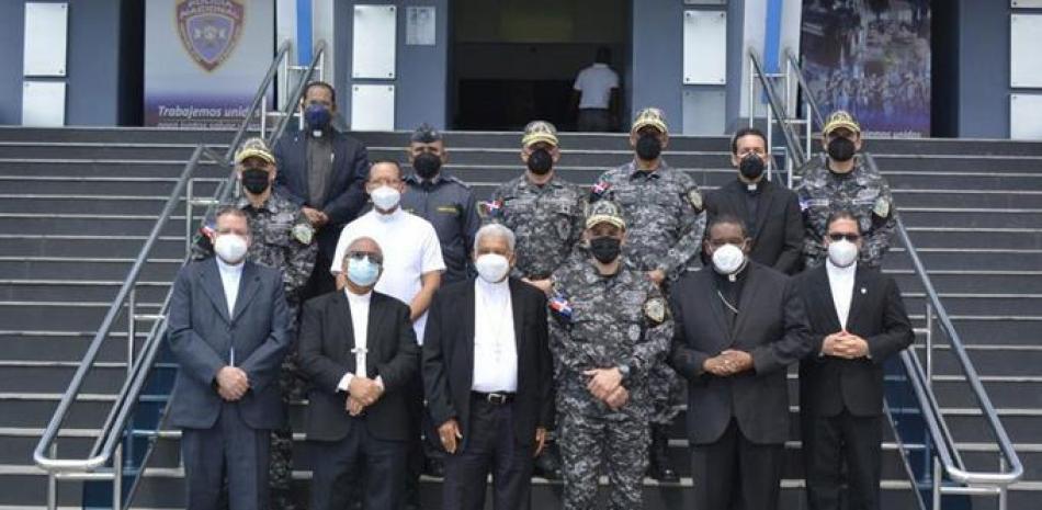 El director general y altos rangos de la Policía junto a la delegación de obispos católicos al final de la reunión ayer en la sede del cuerpo policial.