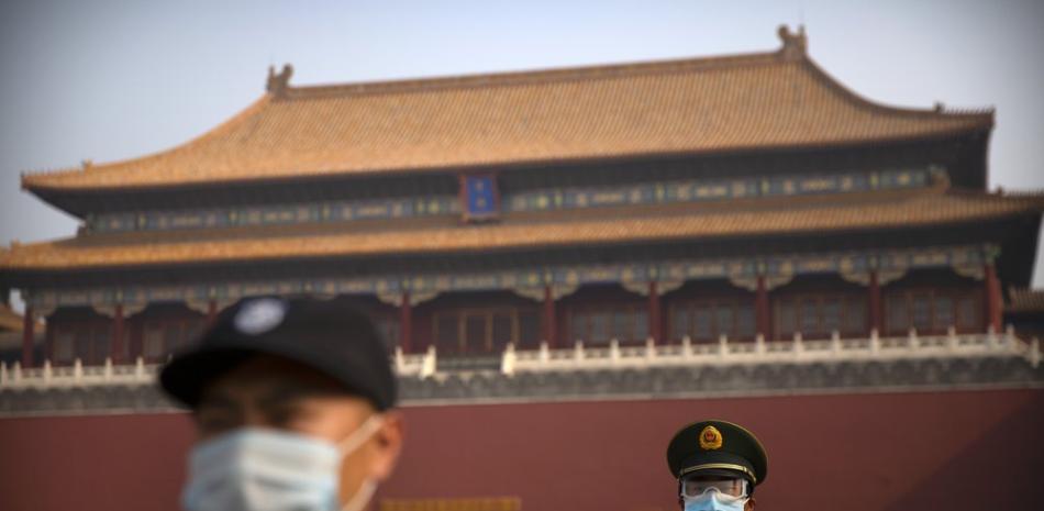 Los visitantes con máscaras faciales para protegerse contra el nuevo coronavirus caminan por la Ciudad Prohibida en Beijing, el viernes 1 de mayo de 2020.

Foto: AP / Mark Schiefelbein