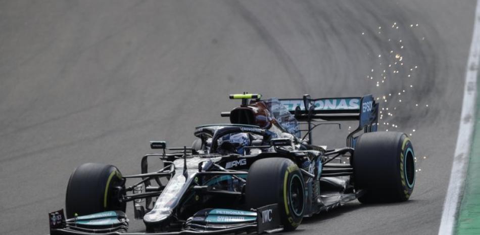 El piloto finlandés Valtteri Bottas, de Mercedes, conduce en la segunda sesión de práctica para el Gran Premio de Emilia Romagna de la Fórmula Uno, en el circuito de Imola, Italia, este viernes.