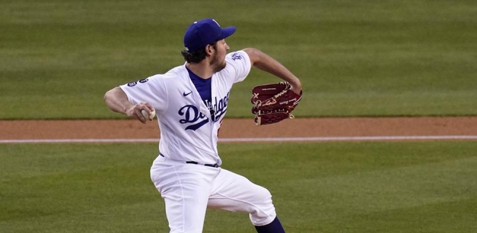El abridor Trevor Bauer lanza por los Dodgers de Los Ángeles en el primer inning del partido contra los Rockies de Colorado, este martes en Los Ángeles.