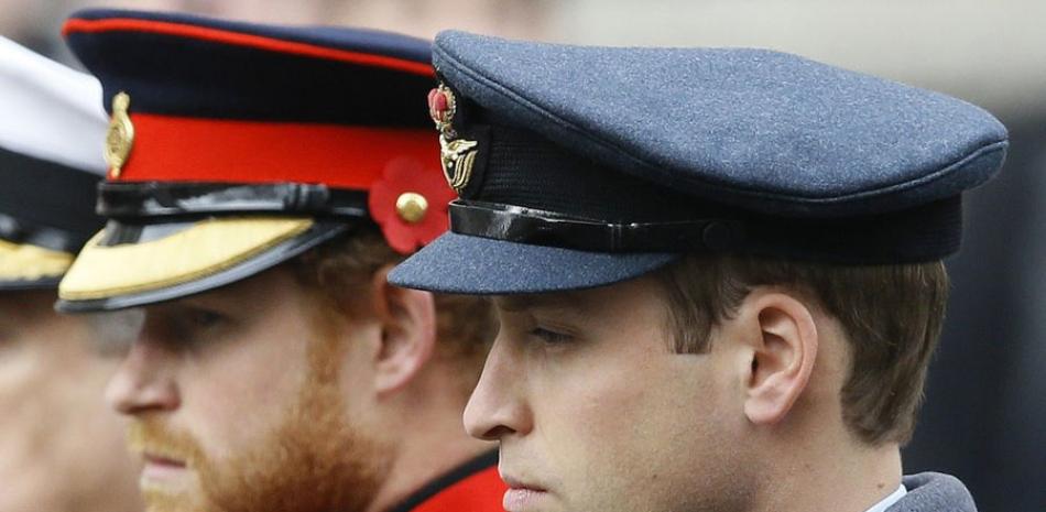 En esta fotografía del 8 de noviembre de 2015 el príncipe Guillermo, derecha, y el príncipe Enrique asisten a la ceremonia del Día del Recuerdo en honor a los miembros de las fuerzas armadas en Londres. AP