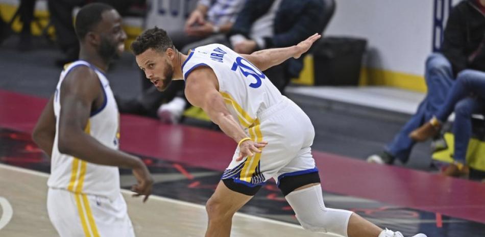 Stephen Curry (30), de los Warriors de Golden State, corre para festejar un triple ante los Cavaliers de Cleveland. (AP Foto/David Dermer)