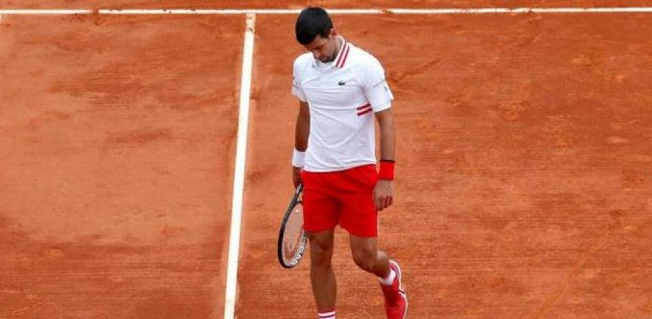 Novak Djokovic sale cabizbajo de la cancha tras su derrota.