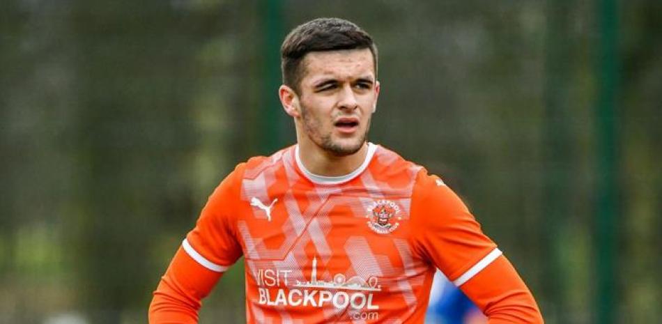 Jake Daniels juega en el Blackpool en la segunda división inglesa.