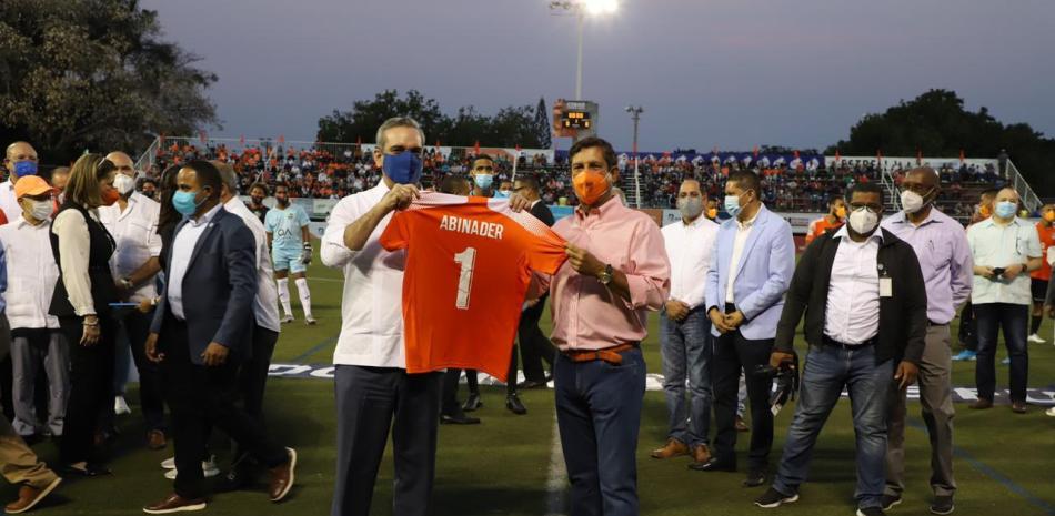 El ingeniero Manuel Estrella entrega una camisena del Cibao FC al presidente Luis Abinader.