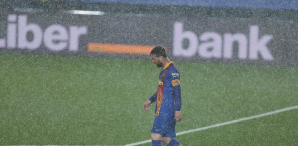 El argentino Lionel Messi, del Barcelona, camina sobre la cancha durante el clásico de La Liga española frente al Real Madrid, el sábado 10 de abril de 2021.