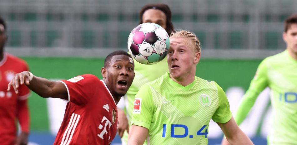 El defensor austríaco del Bayern de Múnich David Alaba (L) y el centrocampista austríaco del Wolfsburgo Xaver Schlager disputan el balón durante el partido de fútbol de la Bundesliga de primera división alemana.