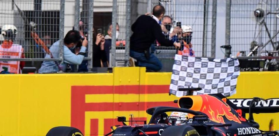 Max Verstappen, de la escudería Red Bull, recibe la bandera a cuadros para proclamarse ganador del Gran Premio de Emilia-Romaña en el mundial de Fórmula Uno.