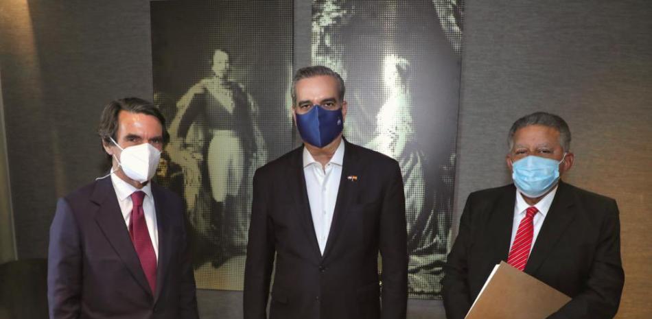 El presidente Abinader junto José María Aznar y el embajador dominicano Juan Bolivar Díaz.