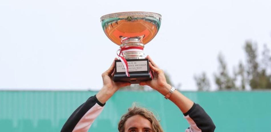 Stefanos Tsitsipas eleva el trofeo que lo acredita como campeón del torneo Masters 1000 de Montecarlo.