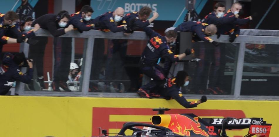 Max Verstappen de Red Bull cruzar la meta para ganar el Gran Premio de Emilia Romagna de la Fórmula Uno en Imola, Italia. (AP Foto/Luca Bruno)