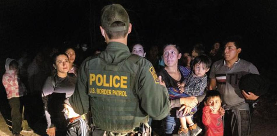 inmigrantes esperan a que un agente de la Patrulla Fronteriza de Estados Unidos los lleve desde la orilla del Río Bravo después de cruzar la frontera entre Estados Unidos y México el 14 de abril de 2021 en Roma, Texas. /AFP