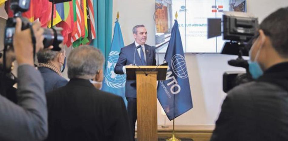 El presidente Luis Abinader cuando exponía ayer durante un encuentro con representantes de la Organización Mundial de Turismo (OMT). / PRESIDENCIA