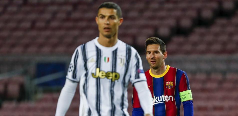 En esta foto del 8 de diciembre de 2020, Lionel Messi del Barcelona y Cristiano Ronaldo de Juventus durante un partido de la Liga de Campeones, el 8 de diciembre de 2020.