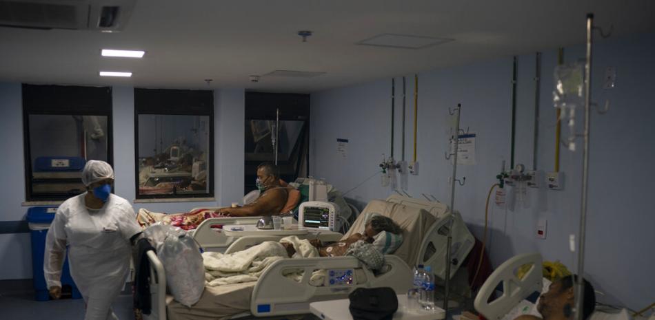 Pacientes con COVID-19 son atendidos el jueves 8 de abril de 2021 en el hospital municipal de Sao Joao de Meriti, en el estado de Río de Janeiro, Brasil.

Foto: AP/Felipe Dana