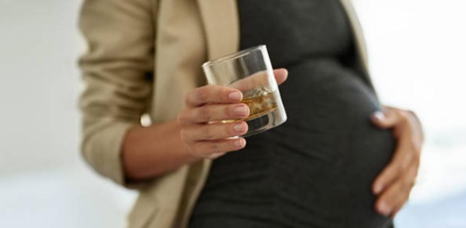 Los especialistas sugieren incluso a las mujeres que están planificando tener hijos evitar la ingesta de alcohol tres meses antes de quedar embarazadas. ISTOCK /