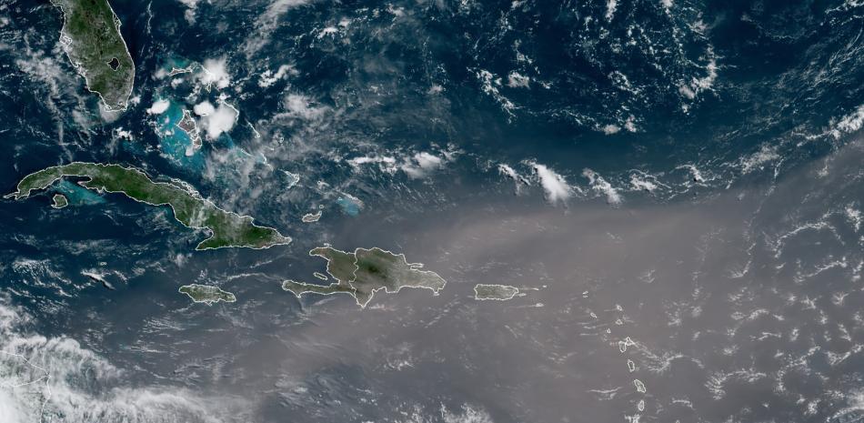 Esta imagen satelital proporcionada por la Oficina Nacional de Administración Oceánica y Atmosférica (NOAA por sus siglas en inglés) muestra una nube de polvo proveniente del desierto del Sahara que avanza hacia el Caribe, el lunes 22 de junio de 2020.

Foto: NOAA/AP