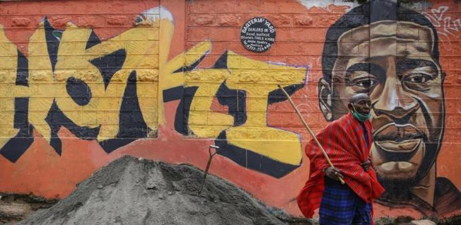 En esta fotografía de archivo del miércoles 3 de junio de 2020, un hombre masai, que dijo haber visto videos en Facebook sobre las protestas en Estados Unidos por la muerte de George Floyd, salta junto a un nuevo mural pintado.

Foto: AP