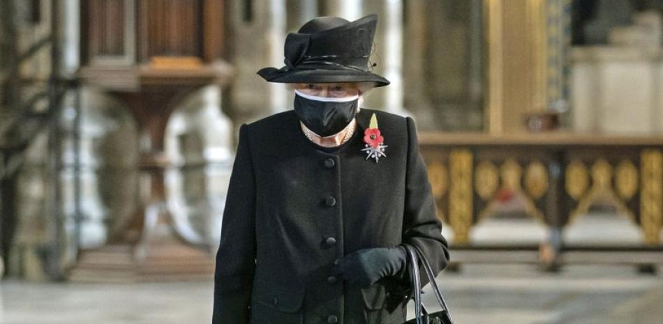 La reina Isabel II de Inglaterra asiste a una ceremonia para conmemorar el centenario del entierro del Soldado Desconocido, en la Abadía de Westminster, Londres, el miércoles 4 de noviembre de 2020.

Foto: Aaron Chown/AP