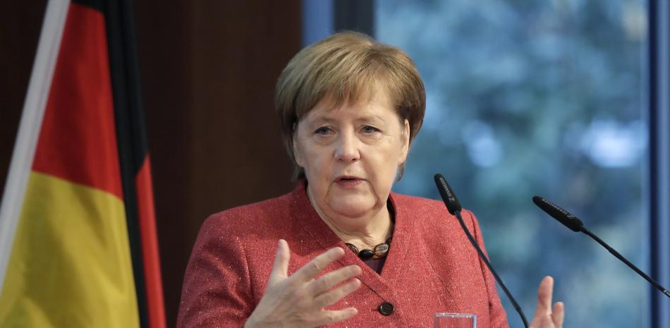 La canciller alemana, Angela Merkel, pronuncia un discurso durante el Foro de Economía Alemán-Ucraniano en Berlín, Alemania, el jueves 29 de noviembre de 2018.

Foto: AP / Michael Sohn