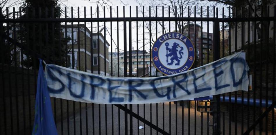 Una manta con la palabra "Supercodicia" en inglés, aparece en la entrada al Stamford Bridge, el estadio del Chelsea en Londres.