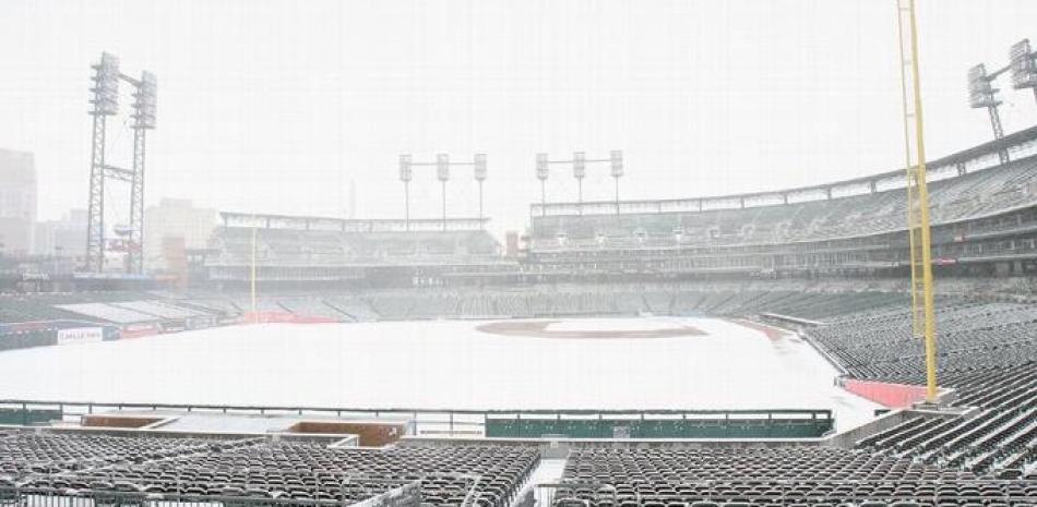 La nevada vistió de blanco el parque de béisbol.