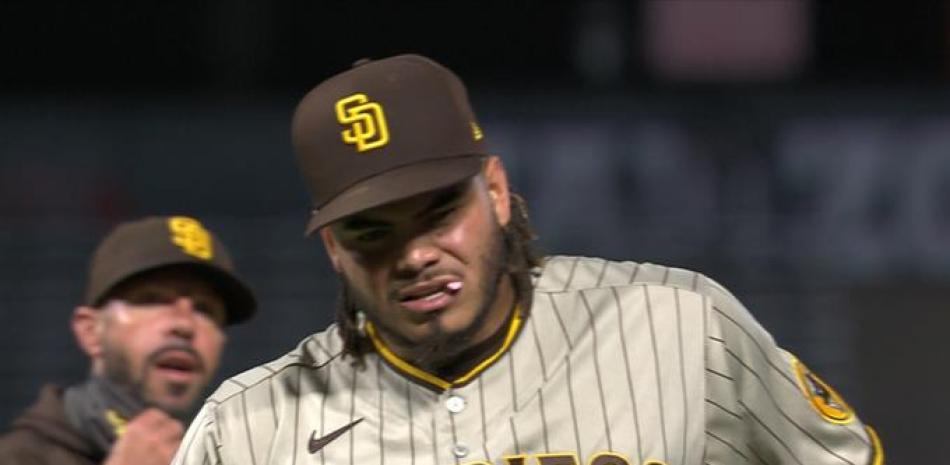 Dinelson Lamet, de los Padres de San Diego, tuvo que abandonar el partido de este miércoles por rigidez en su brazo de lanzar.