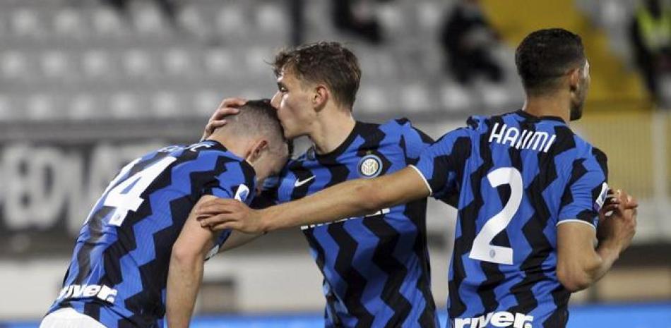 Ivan Perisic (izquierda), del Inter, festeja con sus compañeros tras anotar ante el Spezia.