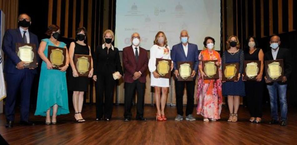 Homenajeados durante el actola Gala del Tenis, junto al periodista Mario Emilio Guerrero y otras personalidades.
