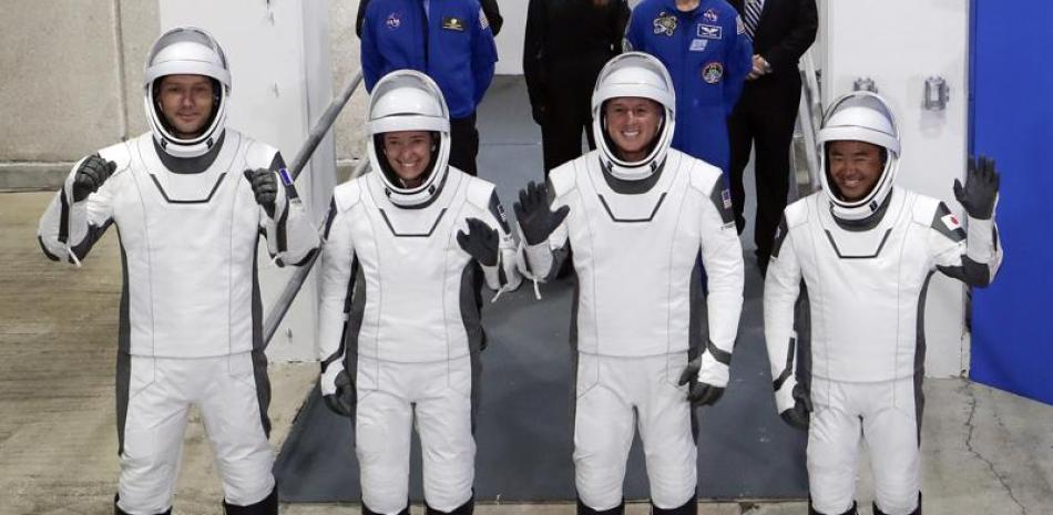 Los astronautas de la cápsula Crew Dragon (de izquierda a derecha) Thomas Pesquet, de la Agencia Espacial Europea; Megan McArthur y Shane Kimbrough, de la NASA, y Akihiko Hoshide, de la Agencia de Exploración Aeroespacial de Japón, antes de subir a la nave de SpaceX para su vuelo a la Estación Espacial Internacional, en el Centro Espacial Kennedy en Cabo Cañaveral, Florida, el 23 de abril de 2021.

Foto: AP/John Raoux