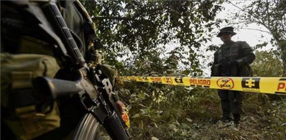 Ejército de Colombia resguardan la zona de un asesinato. /AFP