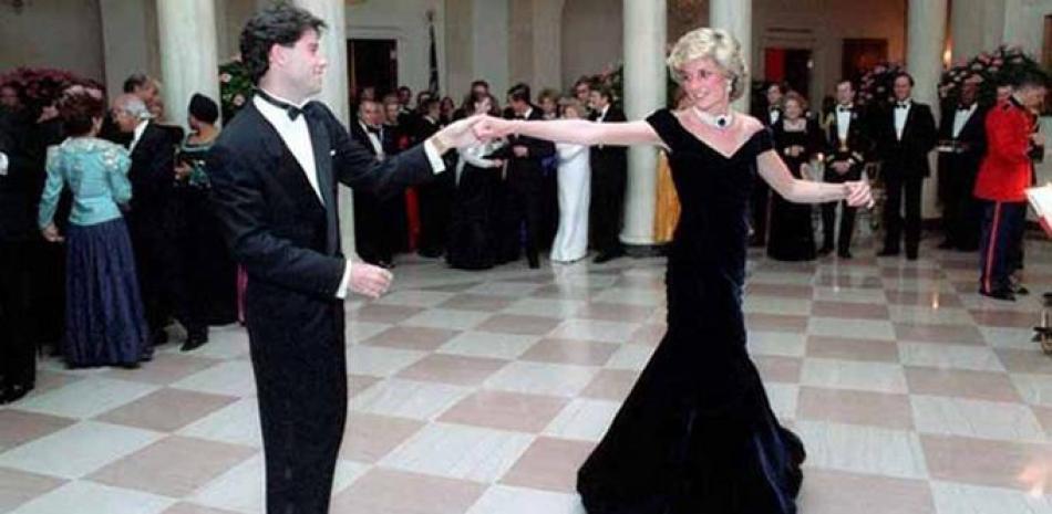 El baile entre Lady Di y John Travolta paralizó la Casa Blanca. Fue durante una visita protocolar con el príncipe Carlos en 1985 a Estados Unidos. El entonces presidente Ronald Reagan y a su esposa Nancy celebraron una fiesta en su honor.