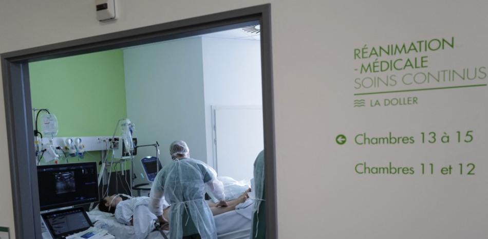 Un miembro del personal médico atiende a un paciente de Covid-19 en la unidad de reanimación del hospital Pasteur en Colmar, este de Francia, el 22 de abril de 2021.
SEBASTIEN BOZON / AFP