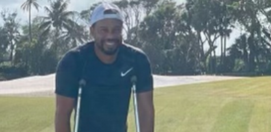 Tiger Woods ha comenzado a caminar apoyado en muletas, tras el accidente.