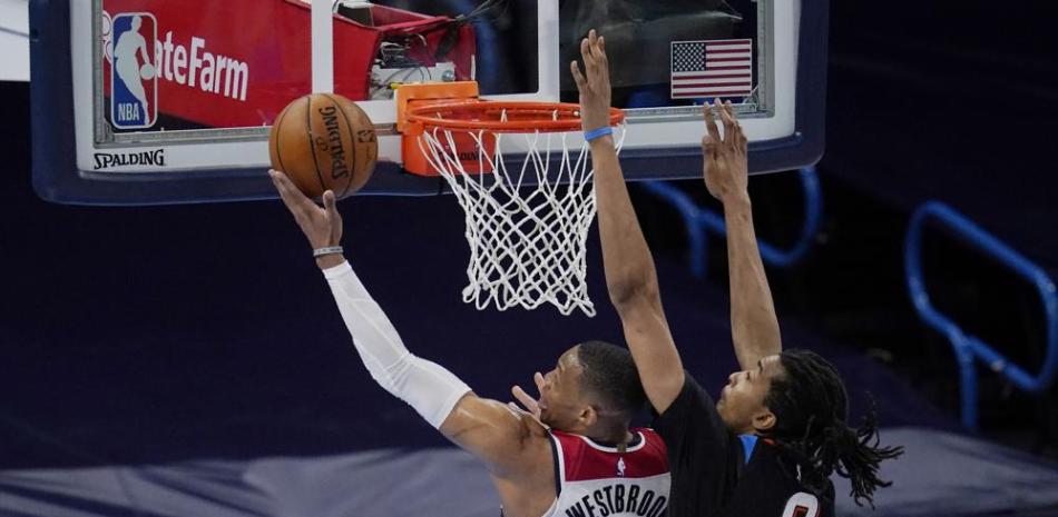 El escolta de los Washington Wizards, Russell Westbrook (4), dispara frente al centro del Oklahoma City Thunder, Moses Brown (9), en la primera mitad de un juego de baloncesto de la NBA este viernes, en Oklahoma City.