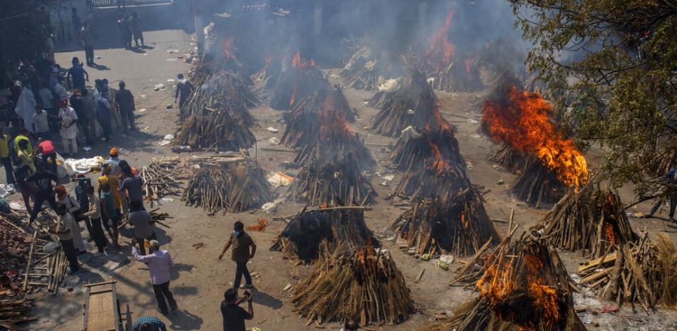 Varias piras funerarias con víctimas del COVID-19 arden en una zona convertida en crematorio masivo en Nueva Delhi, India, el sábado 24 de abril de 2021.

Foto: AP/Altaf Qadri