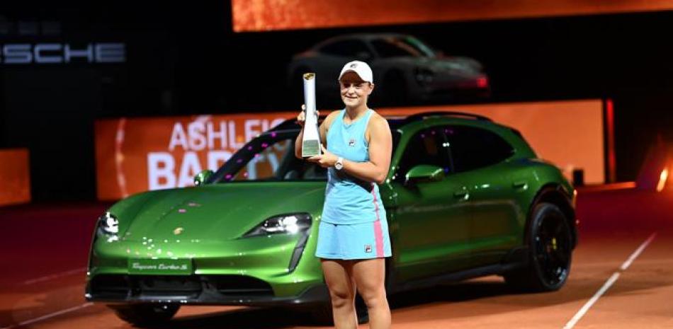 Ashleigh Barty posa con su trofeo y su premio, un automóvil Porsche tras coronarse como campeona del abierto de tenis de Stuttgart.