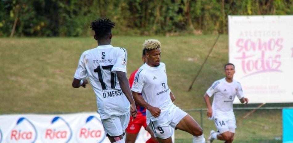 Un momento de acción del partido entre el Cibao FC y el Atlético San Cristóbal en la segunda jornada de la Liga Dominicana de Fútbol.