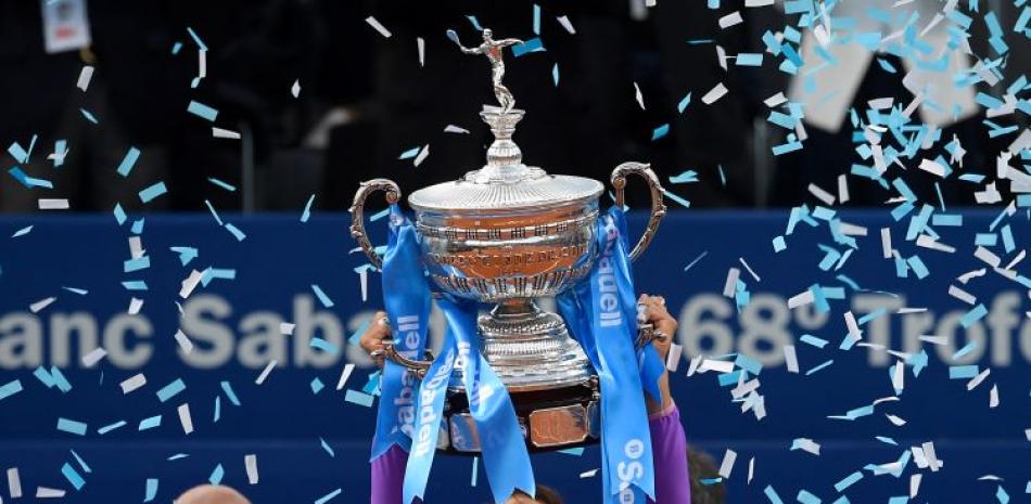 Rafael Nadal levanta el trofeo que lo acredita como campeón del torneo de Barcelona por vez número 12 en su historia.