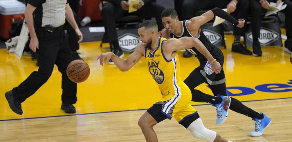 El escolta de los Golden State Warriors, Stephen Curry (30), le roba el balón al escolta de los Sacramento Kings, Tyrese Haliburton (0), en San Francisco. (Foto AP / Tony Avelar)
