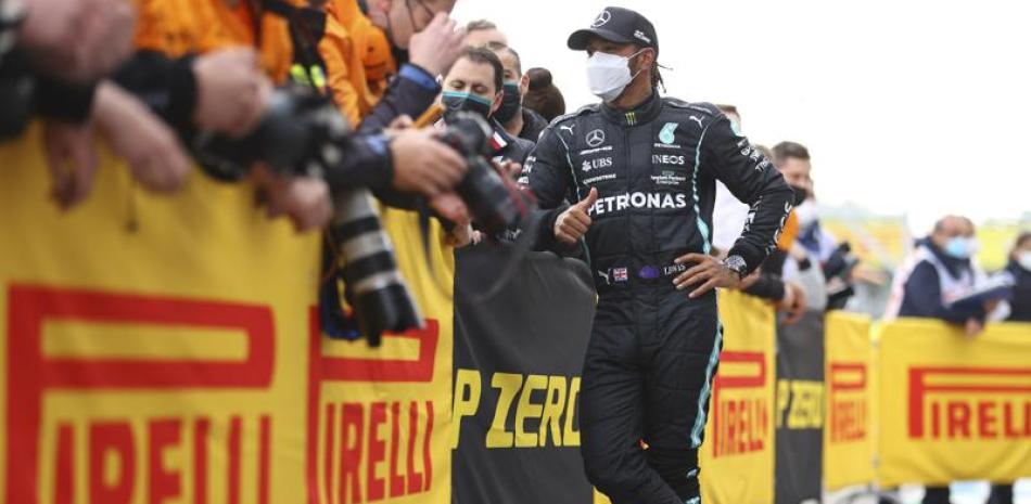 Lewis Hamilton celebra con sus colegas del equipo Mercedes tras quedar segundo en el Gran Premio de Emilia Romagna en el circuito de Imola, el domingo 18 de abril de 2021.