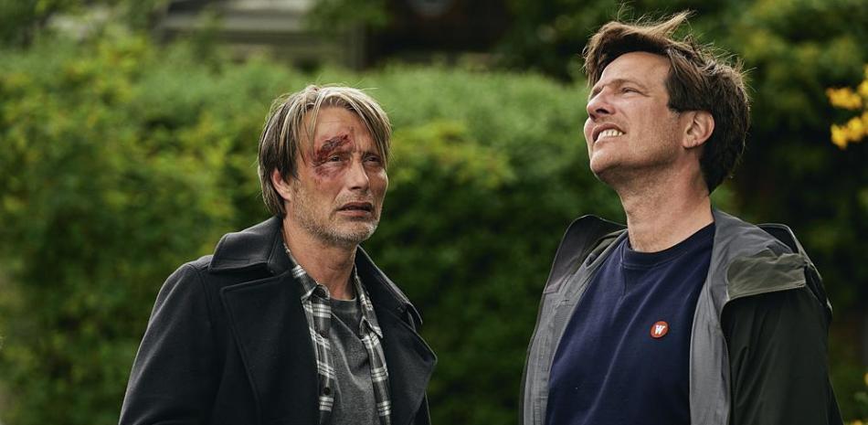 Mads Mikkelsen, izquierda, con el director Thomas Vinterberg en el plató de "Another Round" en una imagen proporcionada por Samuel Goldwyn Films. "Another Round" ganó el Oscar a mejor película internacional el 25 de abril de 2021. (Samuel Goldwyn Films via AP)